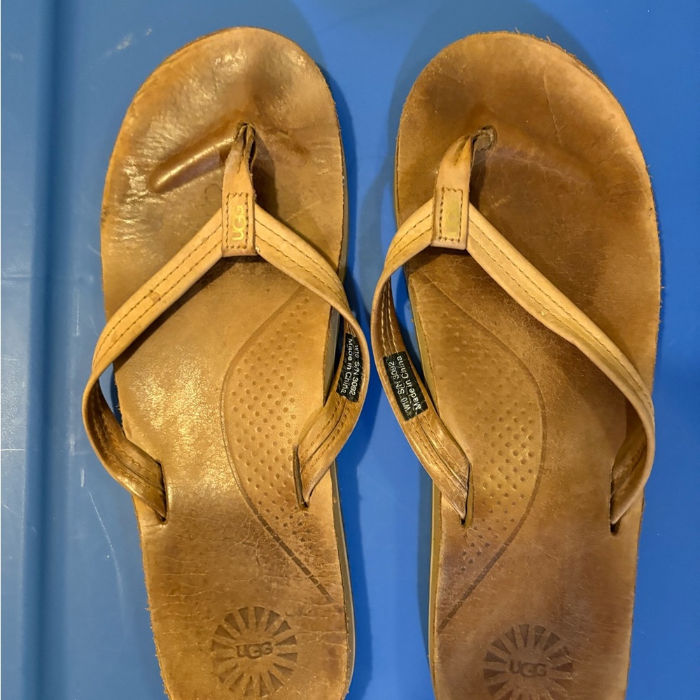 Ugg flip flops, like new, size 10